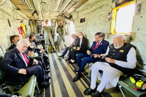Presiden Joko Widodo dan Perdana Menteri India Narendra Modi (kanan) memakai sabuk pengaman saat berada di helikopter militer tipe Sikorsky CH53 untuk menghadiri Konferensi Tingkat Tinggi (KTT) G7 ke-48 di Munich, Jerman, Senin (27/6/2022). (Antara/BPMI/Laily Rachev)