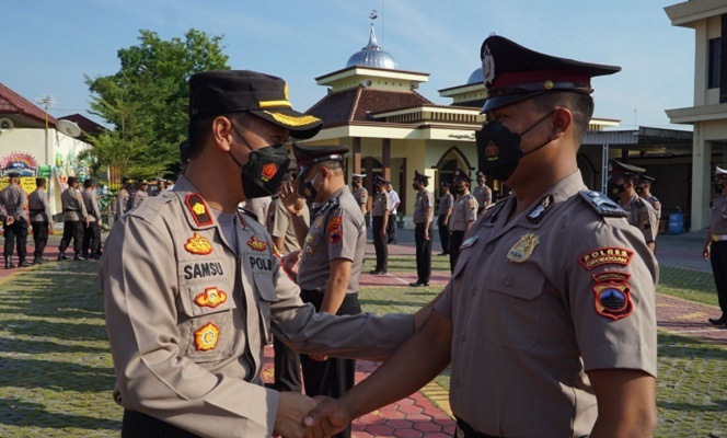 Wakapolres Grobogan Kompol Samsu Wirman mengucapkan selamat kepada anggota Polres Grobogan yang naik pangkat pada HUT Bhayangkara, Jumat (1/7/2022). (Istimewa/Polres Grobogan)