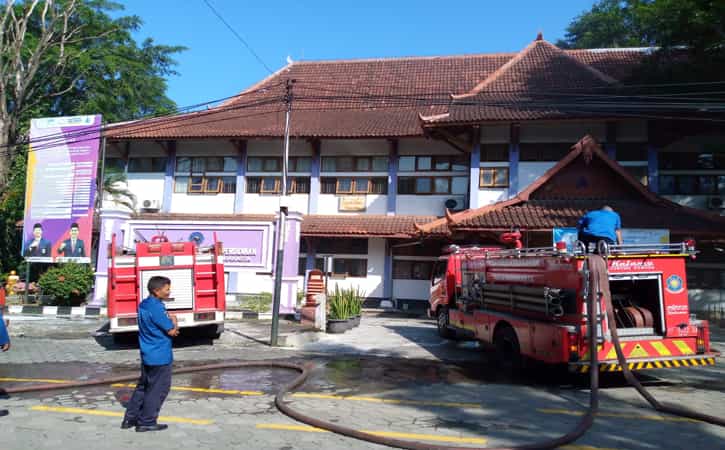 proses pendinginan ruangan terbakar di Gedung A FKIP UNS oleh Damkar Solo (Solopos.com/Afifa Enggar Wulandari)