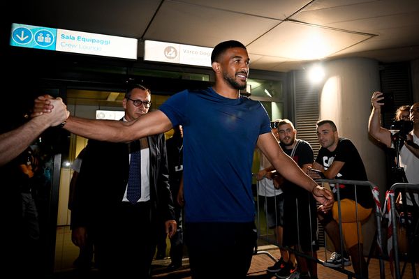 Gleison Bremer di sambut sejumlah suporter saat menuju markas Juventus, Rabu (20/7/2022) pagi WIB. (Twitter/juventusfc)