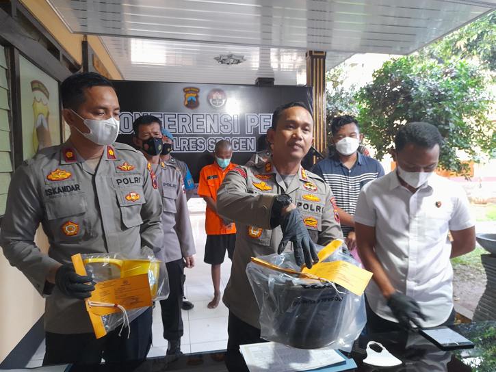 Kapolres Sragen AKBP Piter Yanottama menjelaskan kronologi kasus dugaan pembunuhan yang dilakukan anak terhadap ibu kandungnya di Kampung Widoro, Sragen Wetan, Sragen, saat jumpa pers di Mapolres Sragen, Rabu (6/7/2022). (Solopos.com/Tri Rahayu)