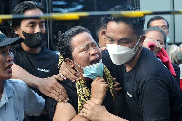 Ibu almarhum Brigadir Nofriansyah Yosua Hutabarat atau Brigadir J, Rosti Simanjuntak (tengah) didampingi kerabatnya histeris saat mendatangi makam anaknya sebelum pelaksanaan autopsi ulang di Sungai Bahar, Muarojambi, Jambi, Rabu (27/7/2022). Autopsi ulang yang berlangsung selama enam jam itu dilakukan atas permintaan keluarga dalam mencari keadilan dan pengungkapan kasus. ANTARA FOTO/Wahdi Septiawan/nym.