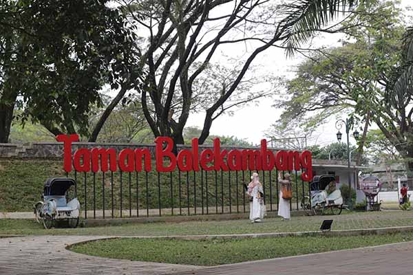 Warga berwisata di Taman Balekambang, Solo, Jumat (22/7/2022). (Solopos/Nicolous Irawan)