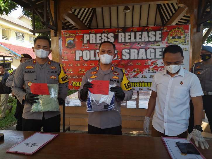 Kapolres AKBP Piter Yanottama dan Wakapolres Sragen Kompol Iskandar membawa barang bukti berupa pakaian tersangka dan handuk korban dalam kasus persetubuhan dan pencabulan terhadap bocah SMP di wilayah Kecamatan Jenar saat jumpa pers di Mapolres Sragen, Jumat (29/7/2022). (Solopos.com/Tri Rahayu)