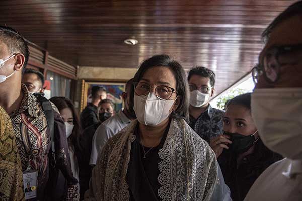 Menteri Keuangan Sri Mulyani Indrawati melayat ke rumah duka Menpan RB Tjahjo Kumolo di Jakarta, Jumat (1/7/2022). (Antara/Muhammad Adimaja)