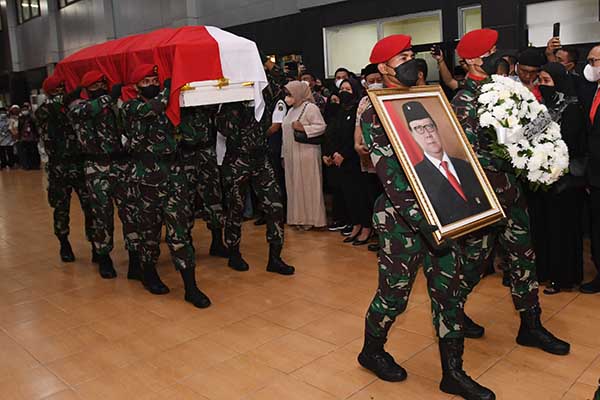 Sejumlah prajurit TNI mengusung peti jenazah Menteri Pendayagunaan Aparatur Negara dan Reformasi Birokrasi Tjahjo Kumolo dalam upacara militer di Gedung Kementerian PANRB, Jakarta, Jumat (1/7/2022). (Antara/Aditya Pradana Putra)
