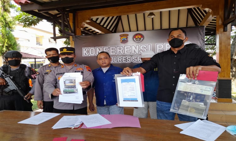 Kapolsek Sumberlawang Iptu Joko Warsito (pakai topi) menunjukkan barang bukti kasus dugaan penipuan pembelian truk senilai Rp80 juta saat jumpa pers di Mapolres Sragen, Kamis (28/7/2022). (Solopos.com/Tri Rahayu)