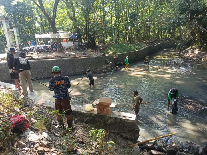 Komunitas WMS dan komunitas memancing lainnya membersihkan sampah di Sungai Tawang di Kelurahan Sine, Kecamatan Sragen, Sragen, Rabu (27/7/2022). Kegiatan itu digelar dalam rangka Hari Sungai Nasional. (Istimewa/Komunitas WMS)