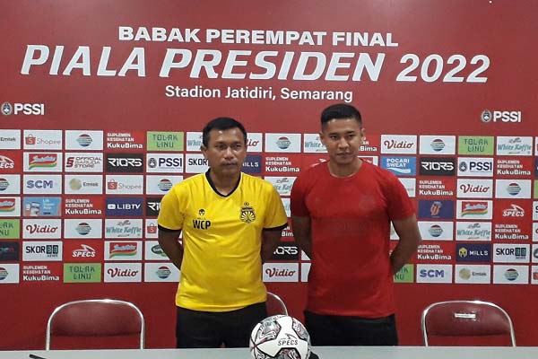 Pelatih Bhayangkara FC, Widodo C. Putro (kiri) dan bek Bhayangkara FC, Indra Kahfi, saat menghadiri jumpa pers di Stadion Jatidiri, Sabtu (2/7/2022). (Solopos.com-Adhik Kurniawan)