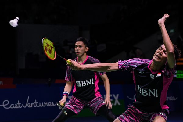 Fajar Alfian (kanan) dan Muhammad Rian Ardianto saat tampil di Indonesia Open 2022 di Istora Senayan, Jakarta, Jumat (17/6/2022). Pada Minggru (17/7/2022) ini, Fajar/Rian menghadapi Leo/Daniel di final Singapore Open 2022. (Antara/Sigid Kurniawan)