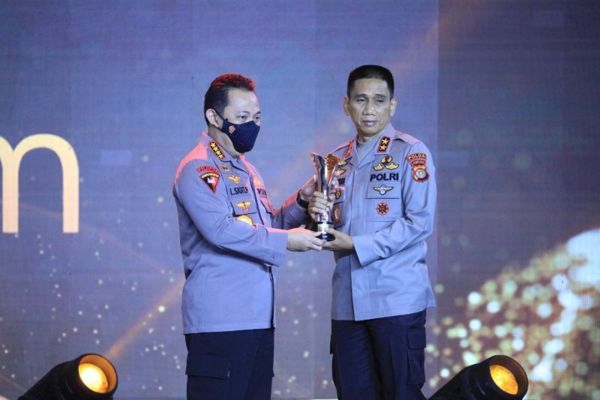 Mantan Penyidik KPK Dianugerahi Hoegeng Awards 2022