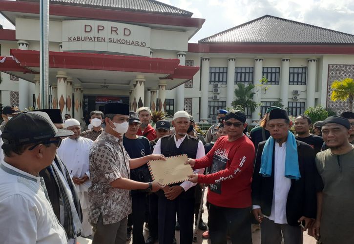 Demo di DPRD Sukoharjo, Warga Tuntut Izin Usaha Holywings Dicabut!