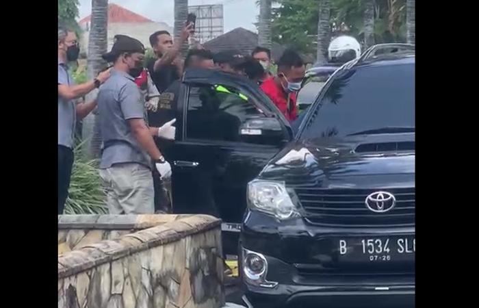 Jenazah Haryanto, 54, dievakuasi dari mobil Toyota Fortuner di halaman The Sunan Hotel Solo, Rabu (6/7/2022) siang. (Istimewa)
