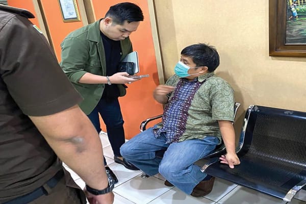Motivator yang menjadi terdakwa kasus pelecehan seksual, Julianto Eka Putra dan tim penasihat hukumnya sebelum persidangan di PN Malang, beberapa hari lalu. (Istimewa/Kejati Jatim)