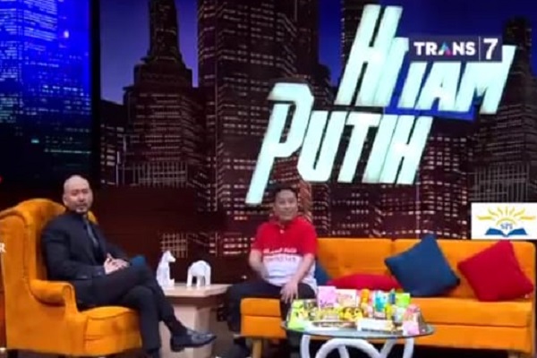 Deddy Corbuzier saat menghadirkan motivator yang kini tersandung kasus dugaan pelecehan seksual, Julianto Eko Putra 7 Agustus 2017 silam. (Youtube)