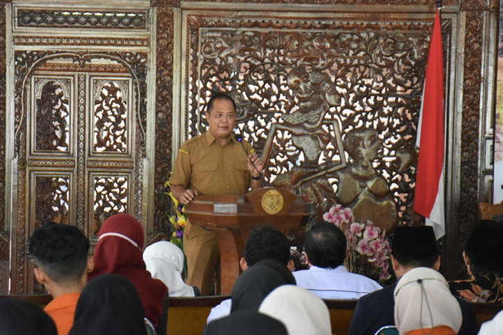 Bupati Karanganyar, Juliyatmono, memberikan pengarahan kepada mahasiswa UIN Raden Mas Said Surakarta yang akan melakukan KKN. (Istimewa/Pemkab Karanganyar)