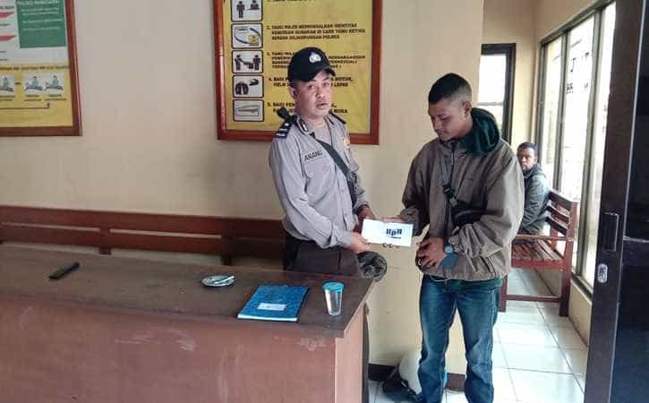 Perwakilan KPHI menyampaikan surat kepada Polres Manggarai NTT terkait kasus empat ekor anjing peliharaan yang dikubur hidup-hidup di Kecamatan Ruteng, Manggarai, NTT. (Istimewa)