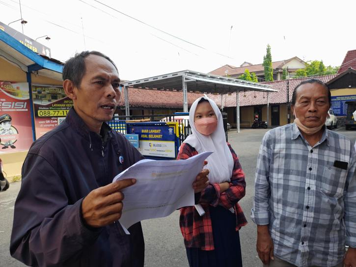 Orang tua calon siswa membawa bukti-bukti terkait hilangnya delapan nama calon siswa di PPDB SMAN 1 Gondang, Sragen, saat melapor ke Mapolres Sragen, Senin (4/7/2022). (Solopos.com/Tri Rahayu)