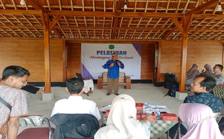 Pendongeng Jateng, Kak Puji Selalu Di Hati, berdiri di antara para guru PAUD saat pelatihan mendongeng di Dapur Lely Puro, Karangmalang, Sragen, Rabu (6/7/2022). (Istimewa/Kukuh Hadi)