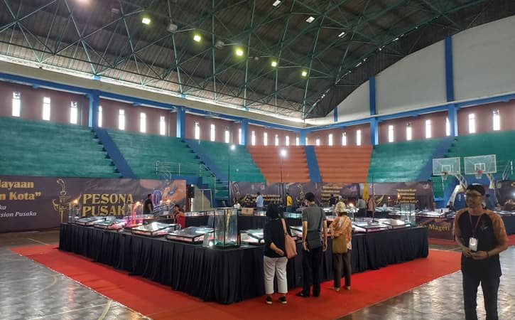 Pengunjung melihat koleksi pusaka yang dipamerikan dalam Pameran Pesona Pusaka 2022 di Kota Madiun, Minggu (3/7/2022). (Abdul Jalil/Solopos.com)