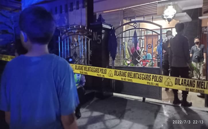 Polisi mengevakuasi jenazah perempuan di rumahnya di Desa Mojopurno, Kecamatan Wungu, Kabupaten Madiun, Minggu (3/7/2022) malam. (Istimewa)