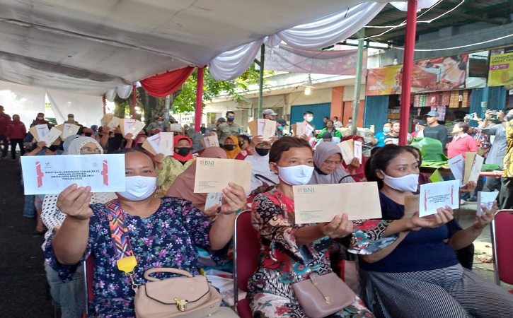Jokowi Salurkan Bantuan PKH ke Pedagang Pasar Peterongan Semarang