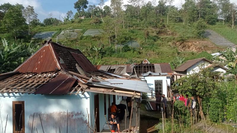 Berputar 2 Menitan, Puting Beliung Terjang Ngargoyoso Karanganyar