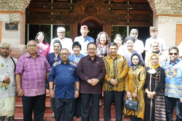 Wakil Gubernur Bali Tjok Oka Artha Ardhana Sukawati saat menerima kunjungan Ketua DPP Matra Mangku Alam II yang hendak melaksanakan festival adat dan budaya nusantara dengan mengundang raja-raja Indonesia dan dunia di Denpasar, Selasa (5/7/2022). ANTARA/HO-Pemerintah Provinsi Bali