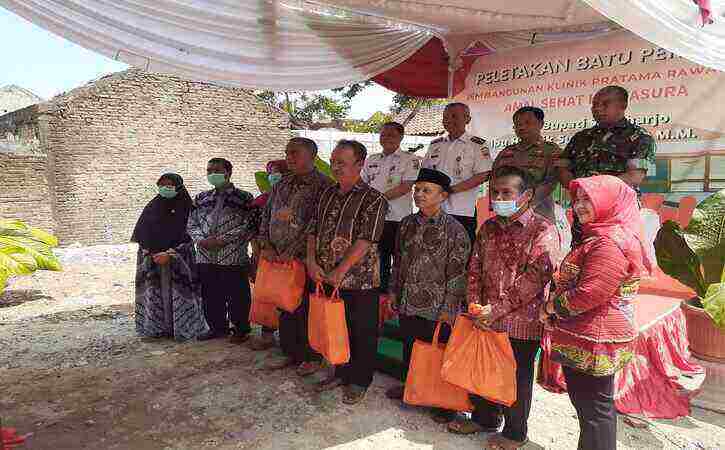 Pemberian sembako dari pemilik Klinik Pratama Rawat Inap Amal Sehat di Kelurahan Ngadirejo, Kecamatan Kartasura, kepada masyarakat sekitar di sela-sela acara peletakan batu pertama pembangunan, Rabu (27/7/2022).(Solopos.com/ Tiara Surya Madani).