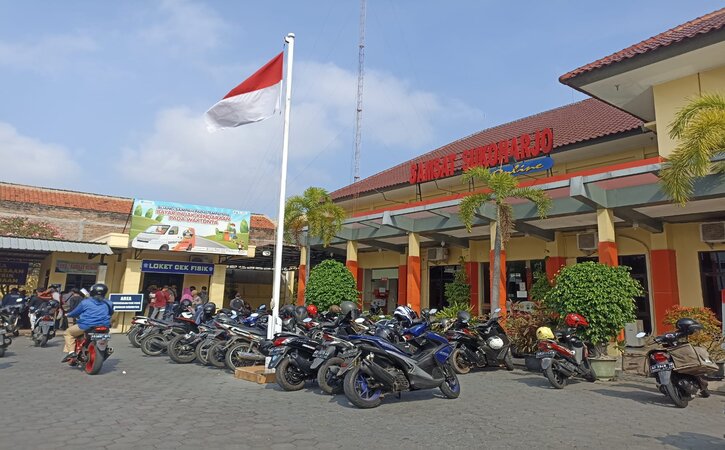 Situasi warga mengantre di parkiran Sistem Administrasi Manunggal Satu Atap (Samsat) Kabupaten Sukoharjo, Senin (4/7/2022). (Magdalena Naviriana Putri)