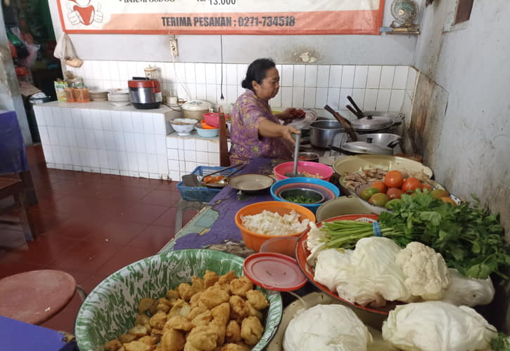 Pemilik Warung Pak Solet, Wiwik, 62, menyiapkan menu masakan pelanggan di Benowo, Makamhaji, Kartasura, Sukoharjo, Rabu (29/6/2022). (Solopos/Magdalena Naviriana Putri)