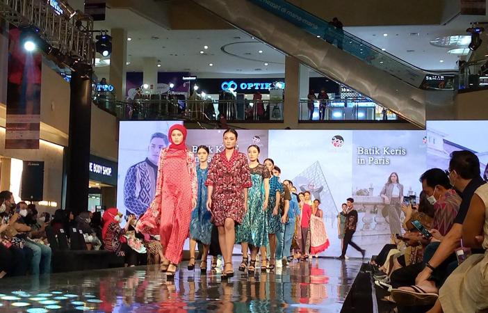 Puluhan Model Meriahkan Pembukaan Solo Fashion Week 2022 di Mal Paragon