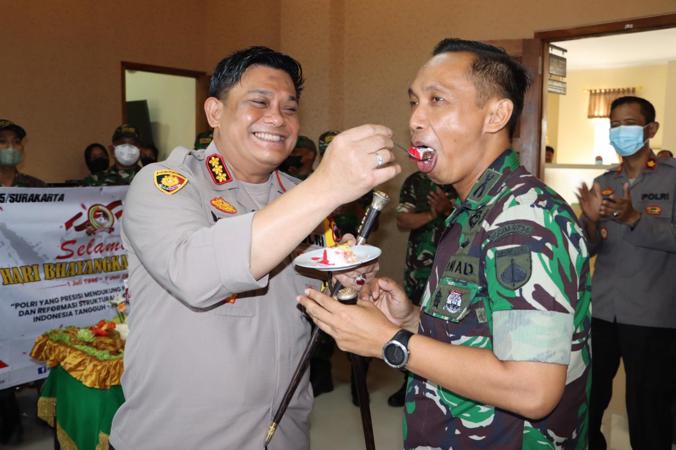Mesra Banget! Kapolresta Dan Dandim Solo Suap-Suapan Kue, Ada Apa Ya?