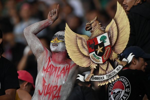 Seorang suporter membawa lambang Garuda Pancasila saat memberikan dukungan untuk Tim Nasional Indonesia U-19 melawan Tim Nasional Vietnam U-19 dalam laga penyisihan Grup A Piala AFF U-19 2022 di Stadion Patriot Candrabhaga, Bekasi, Jawa Barat, Sabtu (2/7/2022). Skor pertandingan berakhir seri 0-0. (Antara/Aditya Pradana Putra)