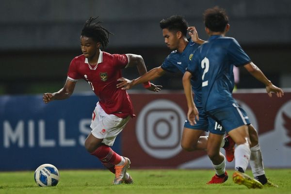 Pemain Timnas Brunei Darussalam U-19, Mohammad Hirman (tengah) berusaha mengejar striker Timnas Indonesia U-19, Ronaldo Kwateh (kiri), dalam laga penyisihan Grup A Piala AFF U-19 2022 di Stadion Patriot Candrabhaga, Bekasi, Jawa Barat, Senin (4/7/2022). (Antara/Aditya Pradana Putra)