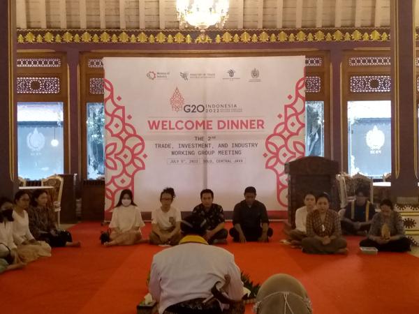 Kerabat Keraton Solo mengadakan acara wilujengan sebagai persiapan menggelar acara Welcome Dinner delegasi G20 di Sasana Ondrowino, Kompleks Keraton Solo, Senin (4/7/2022). (Solopos/Afifa Enggar Wulandari)