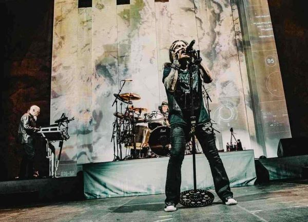 Vokalis James LaBrie di salah satu konser Dream Theater. (Instagram/dreamtheaterofficial)
