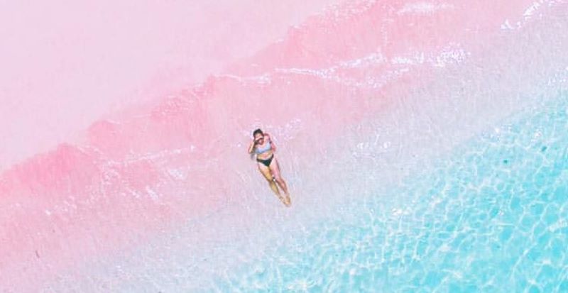 Pink Beach adalah pantai unik dengan pasir berwarna merah muda di dalam kawasan Taman Nasional Komodo, Nusa Tenggara Timur. (komodoshuttle.com)