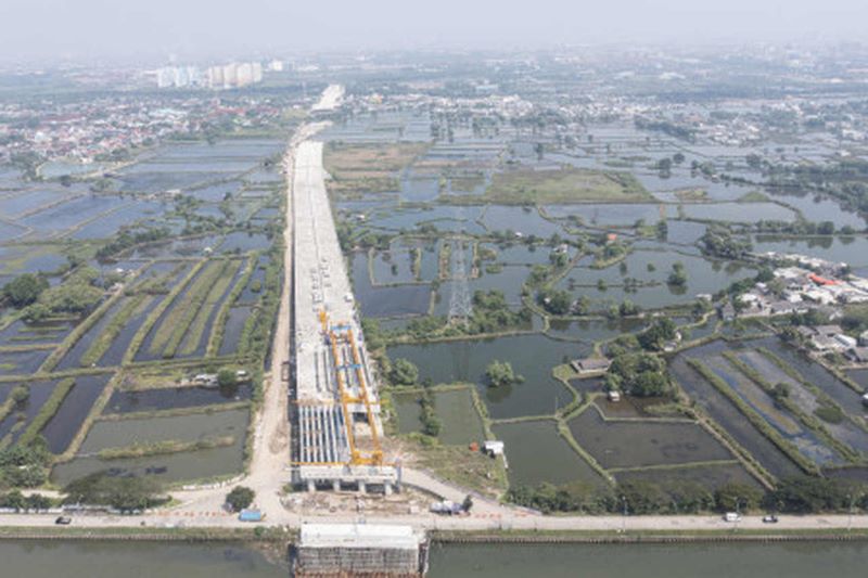 Foto udara proyek pembangunan jalan tol Cibitung-Cilincing (JTCC) seksi 4 di Marunda, Cilincing, Jakarta Utara, Selasa (19/7/2022). Kementerian Pekerjaan Umum dan Perumahan Rakyat bersama Badan Usaha Jalan Tol (BUJT) berupaya menyelesaikan ruas tol Cibitung-Cilincing sepanjang 34,77 kilometer tersebut yang merupakan salah satu proyek strategis nasional (PSN) dan progresnya mencapai 71,79%. (Antara/M. Risyal Hidayat)