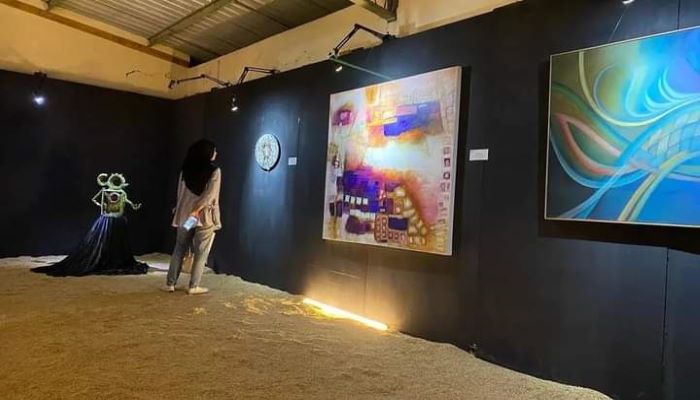 Seorang pengunjung mengamati lukisan yang dipamerkan di Rumah Banjarsari dalam pameran seni rupa bertema Naga Baruklinting yang berlangsung pada 9-14 Agustus 2022. (Instagram/@ogallery_art)