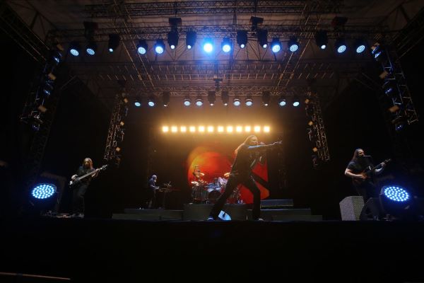 Grup band metal progresif asal Amerika Serikat, Dream Theater, pada konser bertajuk Dream Theater Top of the World Tour di lapangan parkir A dan B Stadion Manahan, Kota Solo, Jawa Tengah, Rabu (10/8/2022) malam. Dream Theater tampil membuka konser dengan membawakan lagu berjudul The Alien. (Solopos.com/Nicolous Irawan)