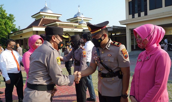 Kapolres Grobogan AKBP Benny Setyowadi menyalami pejabat Kasat Lantas Polres Grobogan yang baru AKP Deni Eko Prasetyo di halaman Mapolres Grobogan, Kamis (11/8/2022). (Istimewa-Humas Polres Grobogan)