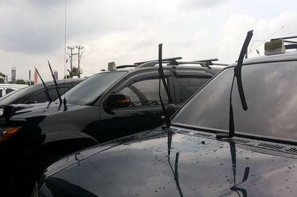 Wiper Sering Diangkat Ketika Mobil Parkir, Ketahui Efek Buruknya