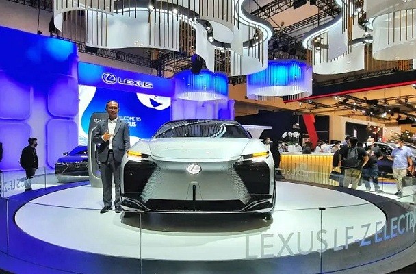 General Manager Lexus Indonesia Bansar Maduma berfoto di depan mobil Lexus. (Antara/Chairul Rohman)