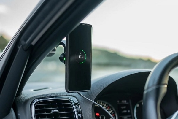 7 Cara Aman Charge Handphone di Mobil