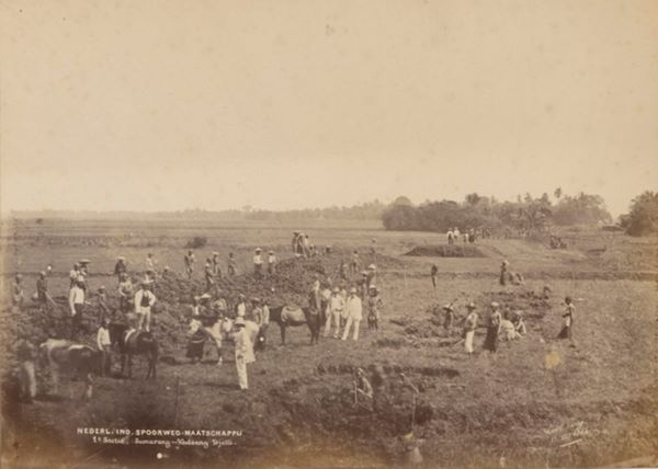 Suasana kesibukan pembangunan jalur kereta api Semarang-Tanggung. (heritage.kai.id/Koleksi Album NISM)