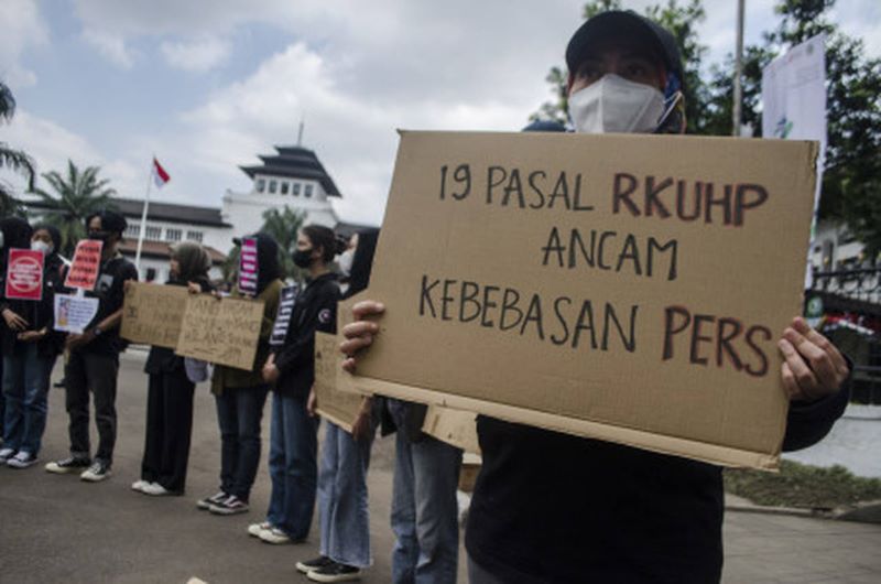 Pengunjuk rasa dari Aliansi Jurnalis Independen (AJI) Kota Bandung dan Koalisi Masyarakat Sipil di depan Gedung Sate, Bandung, Jawa Barat, Sabtu (20/8/2022). Mereka menuntut DPR tidak terburu-buru mengesahkan RKUHP dan mencabut 19 pasal di RKUHP yang mengancam kebebasan berekspresi di Indonesia. (Antara/Novrian Arbi)