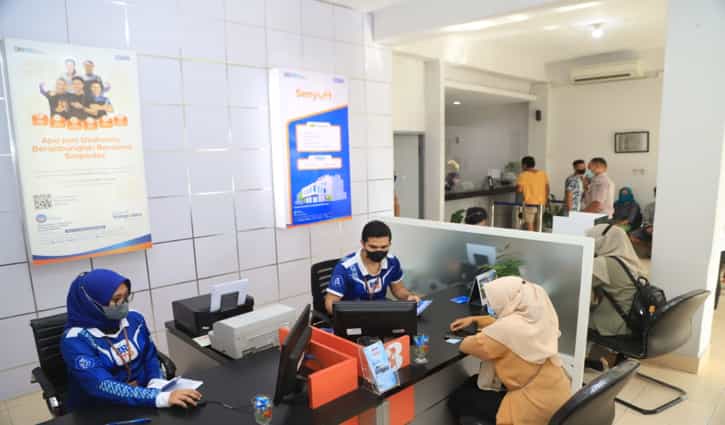 BRI menerapkan strategi hybrid bank agar mampu melayani seluruh lapisan masyarakat hingga pelosok negeri di era transformasi digital.