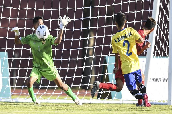 Penjaga gawang timnas CP football Indonesia Amin menghalau bola hasil tendangan pemain Thailand Bannasak Nulepho pada pertandingan final CP Football ASEAN Para Games 2022 di Stadion UNS Solo, Jawa Tengah, Jumat (5/8/2022). Tim CP Football Indonesia menyumbangkan medali perak seusai kalah dari lawannya dalam adu penalti dengan skor 5-6. (Antara/Muhammad Adimaja)