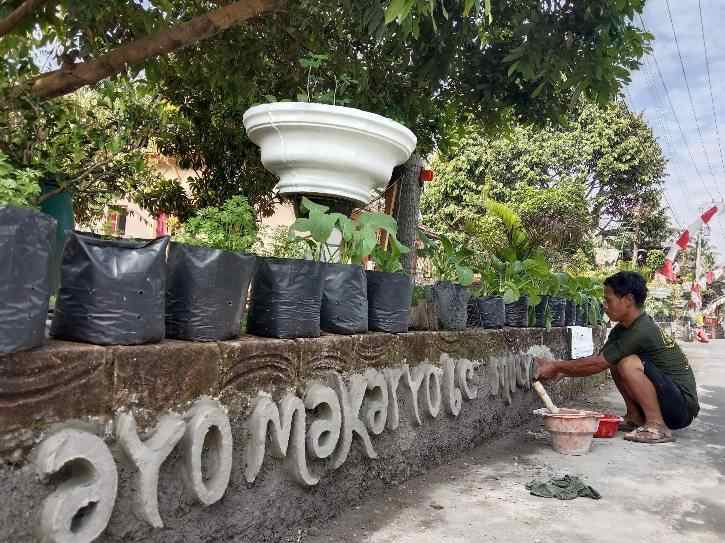 Kreatif! Warga Ampel Boyolali Bikin Tulisan Penyemangat di Pagar